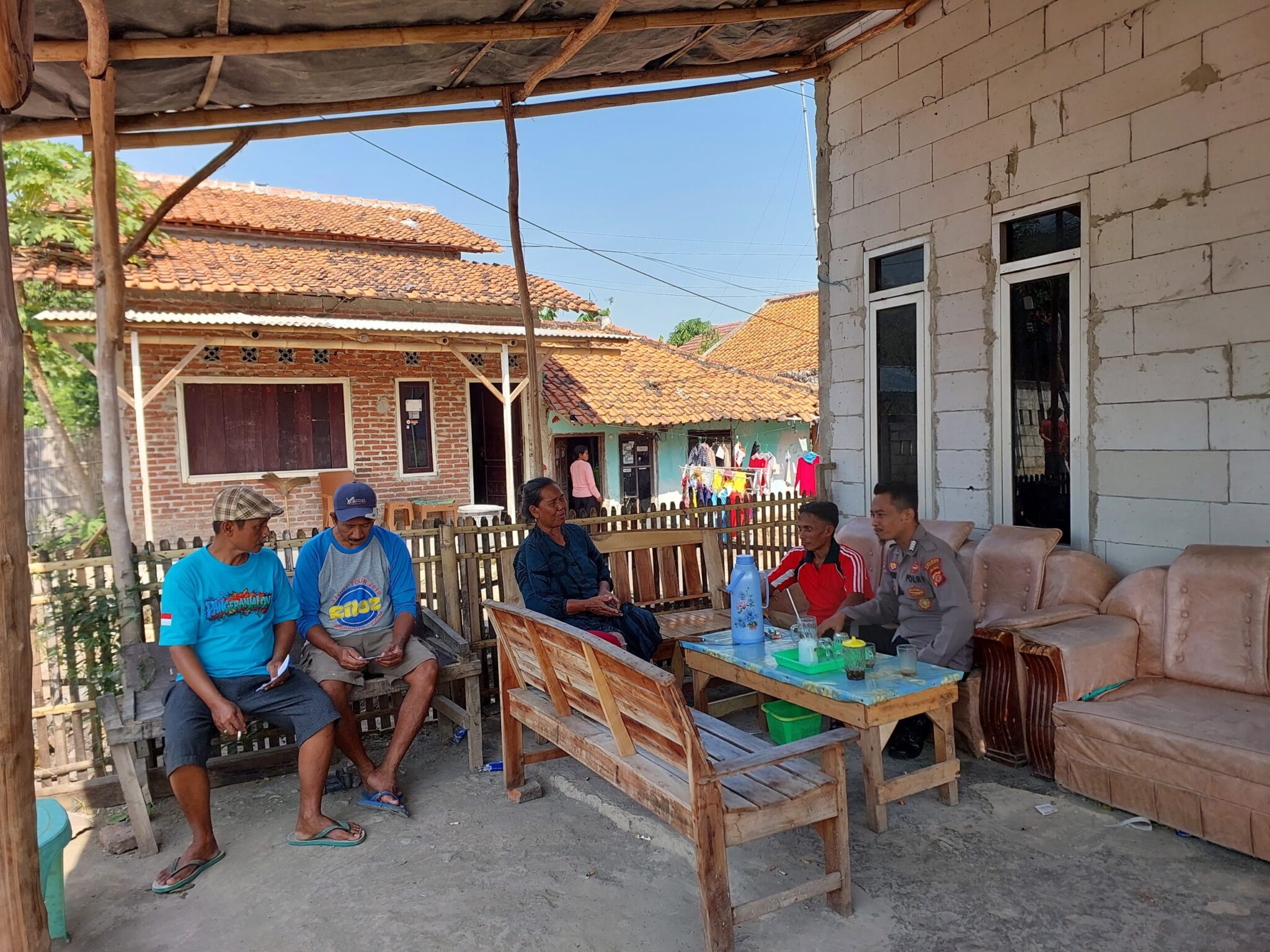Polisi Lakukan Sambang Door to Door di Desa Losarang, Indramayu